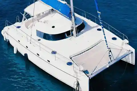 Escursione in catamarano privato moderno + bevande, pranzo e musica.