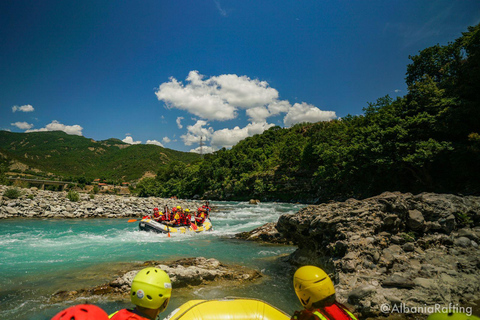 佩尔梅特：维霍萨河漂流之旅（从佩尔梅特或贝拉特市出发）佩尔梅特：从佩尔梅特出发的维约萨河漂流之旅