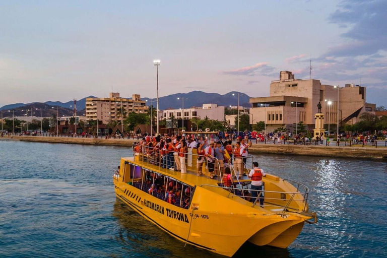 SANTAMARTA: TOUR White Party in Katamaran SANTAMARTA: White Party Tour in Katamaran