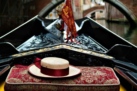 Venice: Gondola Ride with Serenade and Romantic Dinner