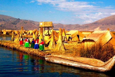 Vanuit Puno: Uros en Taquile eilanden dagvullende tour met lunch