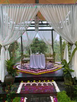 Cena romántica de luz de vela junto a la capilla - Housity