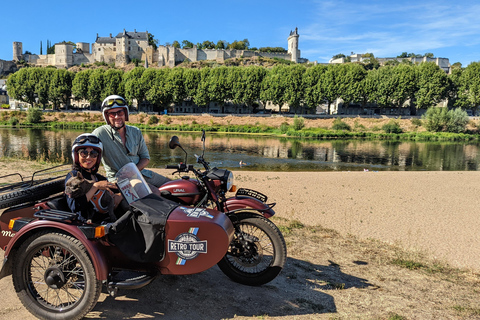 Chinon: Passeio de Sidecar Vintage com Castelo e VinhedoPasseio de Sidecar Vintage com Castelo e Vinhedo