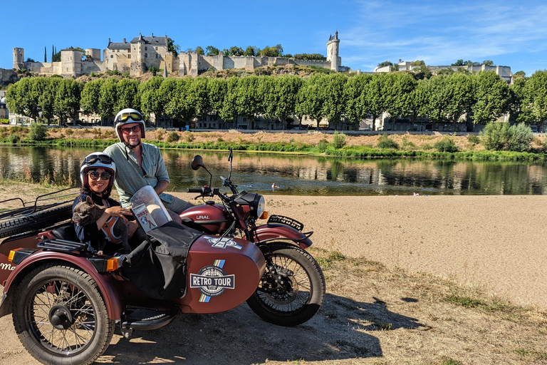 Chinon: Passeio de Sidecar Vintage com Castelo e VinhedoPasseio de Sidecar Vintage com Castelo e Vinhedo