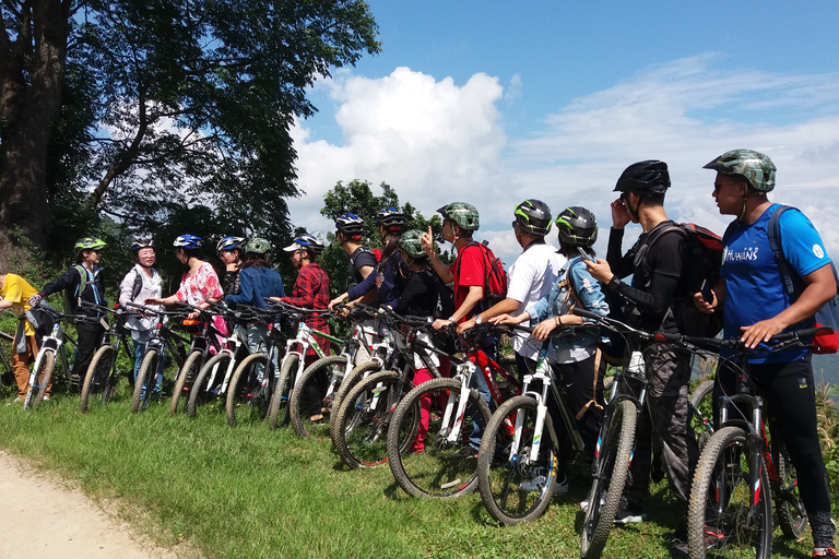 Férias de ciclismo em Katmandu 1 dia Passeio na estrada de volta para Katmandu.Férias de ciclismo Um dia de mountain bike em Katmandu.