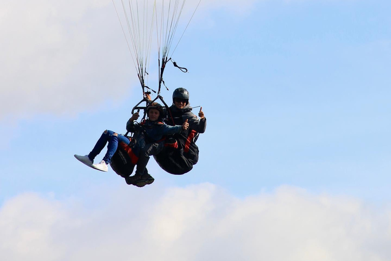 Bogota: Paragliding activity in guatavita with transfersParagliding basic flight ticket and transfer