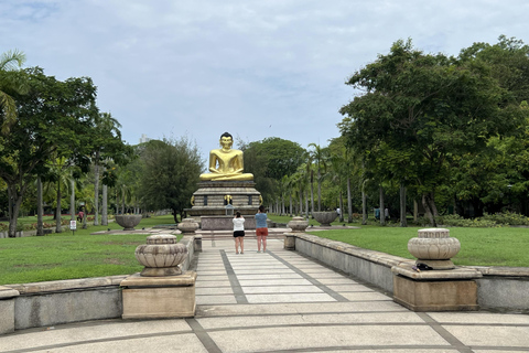 Colombo: Hidden Stories, Colonial Heritage Tuk-Tuk Tour