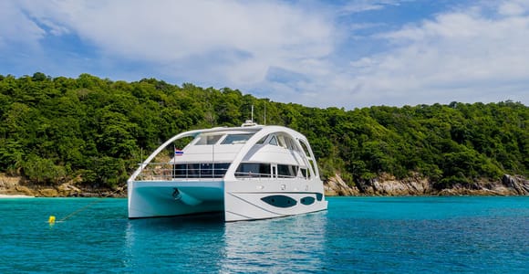 Phuket: Phi Phi Islands Yacht Cruise with Thai Longtail Boat