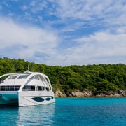 Phuket: Phi Phi Islands Yacht Cruise with Thai Longtail Boat Phuket: Phi Phi Islands Yacht Cruise with Thai Longtail Boat
