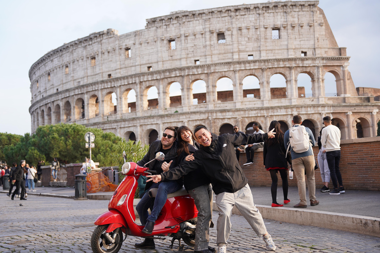 Rzym: Wycieczka po mieście Vespą ze zdjęciami i degustacją słodyczy