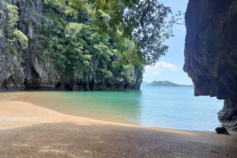 Ko Lanta: Mangrove Kayaking, Ko Talabeng, & Skull Island