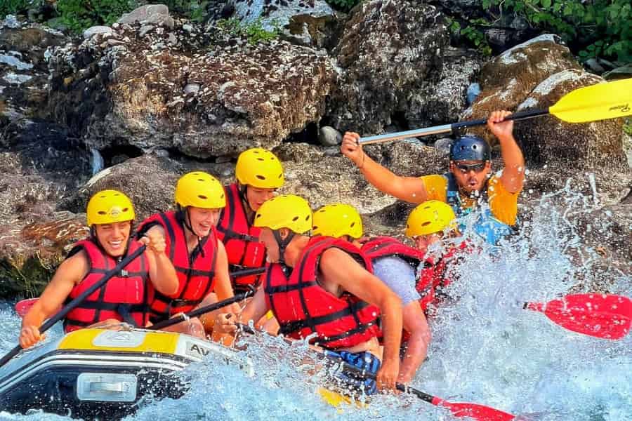 Rafting auf dem Fluss Vjosa – Europas erster Wildfluss-Nationalpark. Foto: GetYourGuide Rafting auf dem Fluss Vjosa – Europas erster Wildfluss-Nationalpark. Foto: GetYourGuide