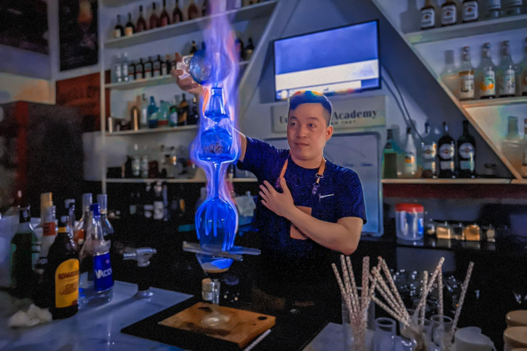 Da Nang: Cocktail Making Class & Experience