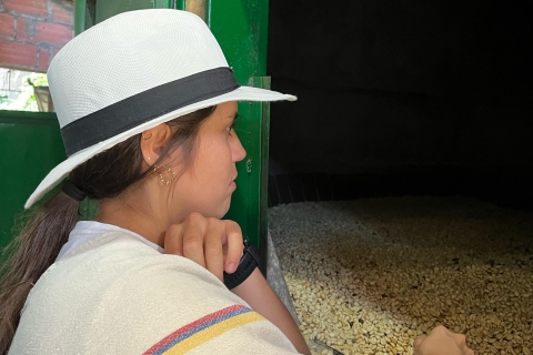 Excursión a la Granja Mágica de Café con Visita al Pueblo Jardín