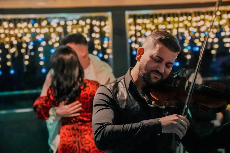 رحلة عشاء بحرية في مضيق البوسفور مع مشروبات وترفيه غير محدودمشروبات غازية غير محدودة وبدون تحويل