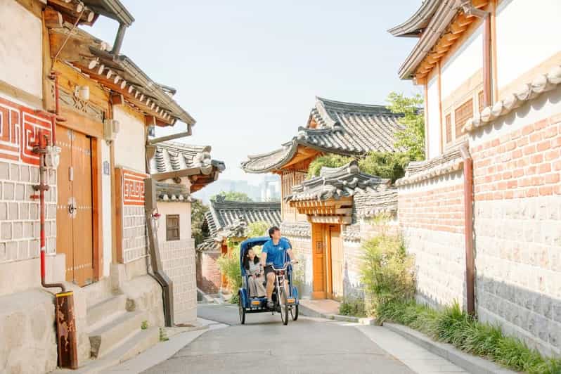 Seoul: Private Pedicab Tour at Bukchon Anguk Hanok Village