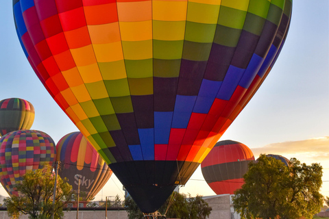 Vuelo en globo aerostático desde CDMX + desayuno cuevaSolo Vuelo dans le monde aérostatique