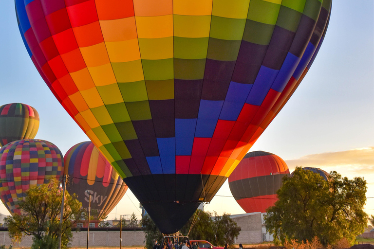 Vuelo en globo aerostático desde CDMX + desayuno cuevaSolo Vuelo dans le monde aérostatique