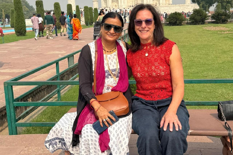 Depuis Delhi : visite du Taj Mahal avec guide fémininExcursion avec un guide touristique local féminin bien informé.