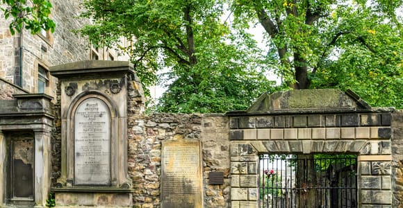 Edinburgh: Haunted Underground Vaults and Graveyard Tour