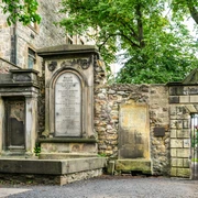 Edinburgh: Haunted Underground Vaults and Graveyard Tour