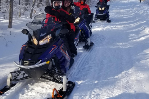 Ciudad de Quebec: Excursión guiada en moto de nieve1,5 horas de alquiler guiado de moto de nieve