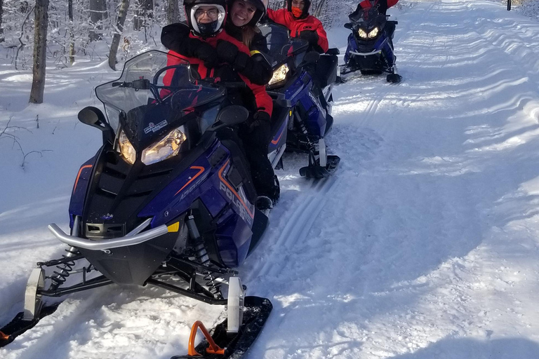 Ciudad de Quebec: Excursión guiada en moto de nieve1,5 horas de alquiler guiado de moto de nieve