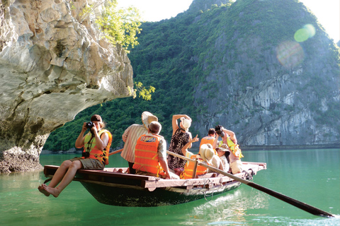 Ha Long 1 dzień - mała grupa i kajakRejs do zatoki Ha Long rozpoczyna się w porcie Tuan Chau.