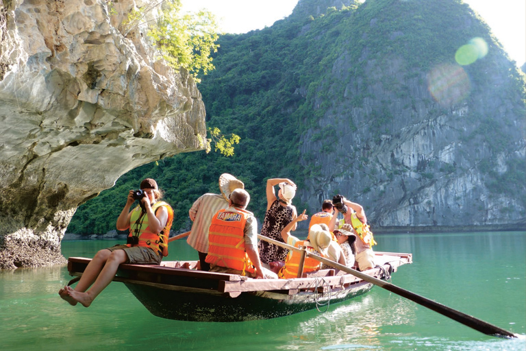 Ha Long 1 dia em grupo pequeno e caiaquePartida de dia inteiro da Baía de Ha Long saindo de Ha Noi