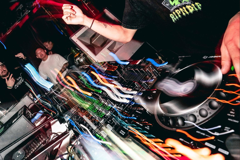 Tokyo Shinjuku: biglietto per il nightclub WARP e VIP (per stranieri)Pacchetto VIP Grand Cordon Duo