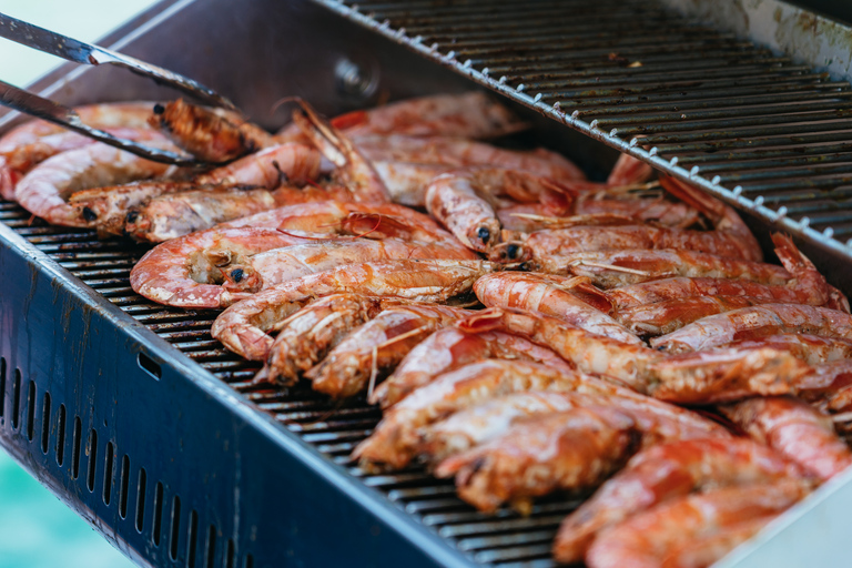 Santorini: Katamarankryssning med måltider och dryckerPremium-solnedgångsutflykt med BBQ och drycker