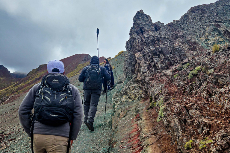From Cusco: Pallay Poncho Easy Hike with Lunch Pallay Poncho Easy Hiking Adventure—No Crowds (Group Tour)