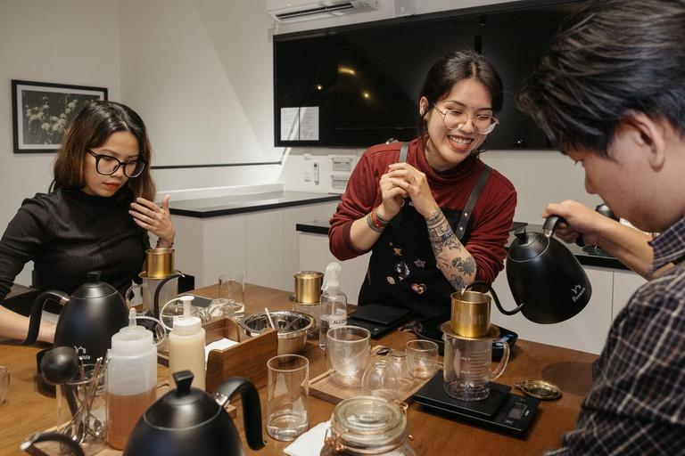 Volledige hands-on ontdekking van Vietnamese koffie en cultuur