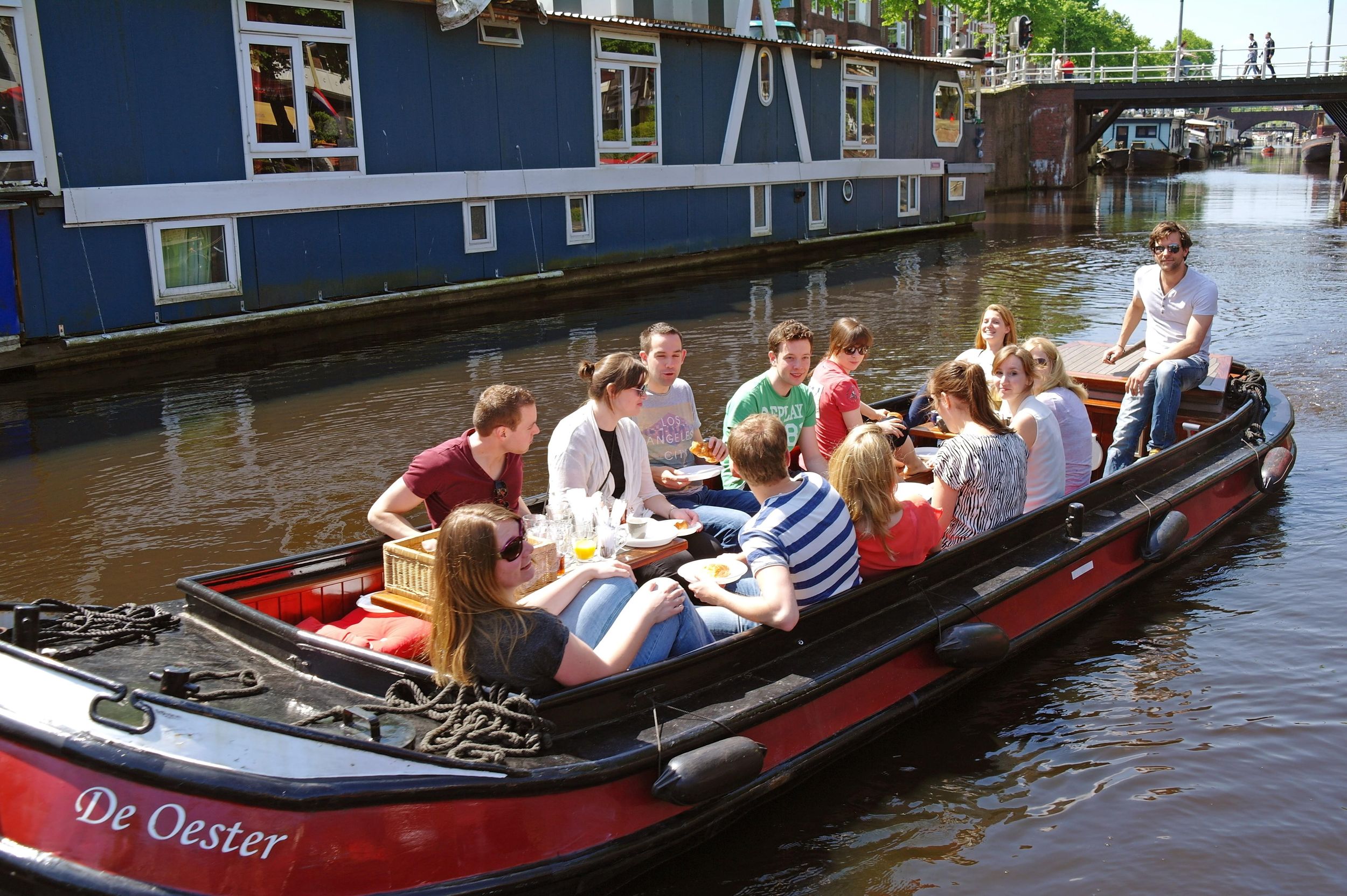 Groningen: Grachtenfahrt mit Whiskyverkostung und lokalem Kuchen