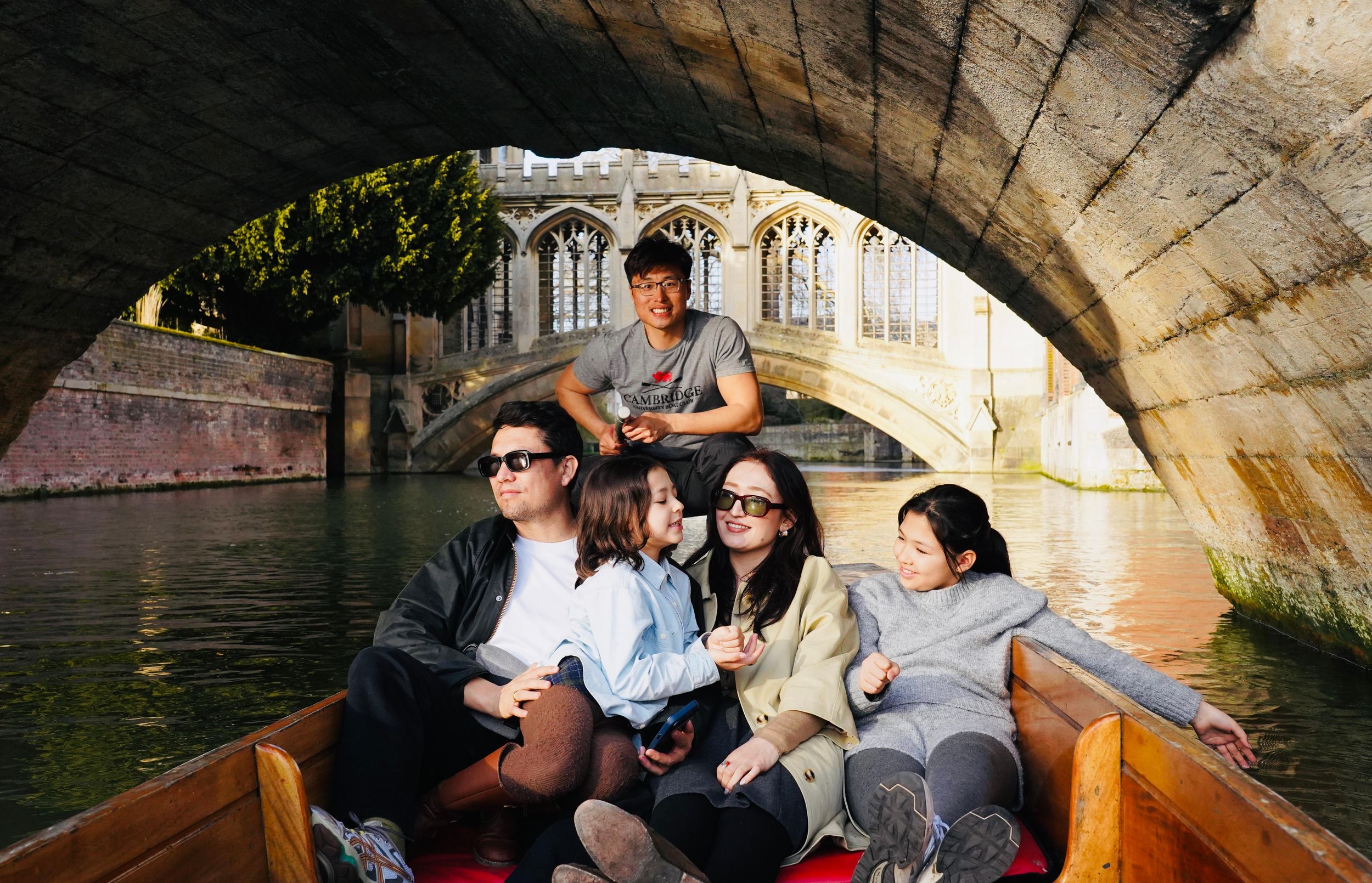 Stechkahnfahrt in Cambridge auf Chinesisch mit studentischen Guides