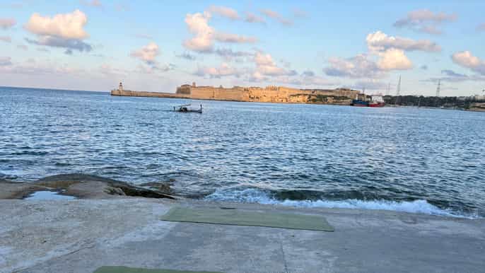 Valletta: Vinyasa-Yoga am Morgen am Meer