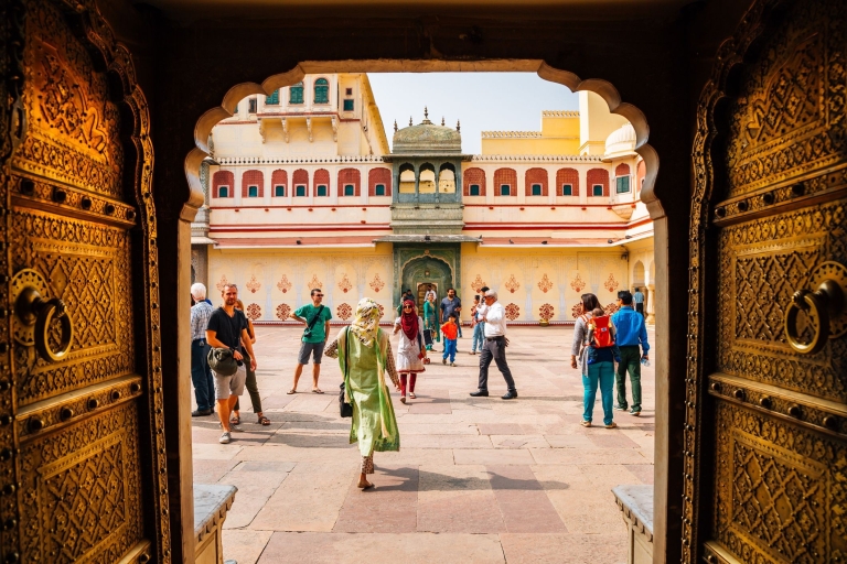 Depuis Delhi : Visite de Jaipur avec prise en charge à l'hôtelVoiture avec chauffeur, guide, billets d'entrée aux monuments et déjeuner