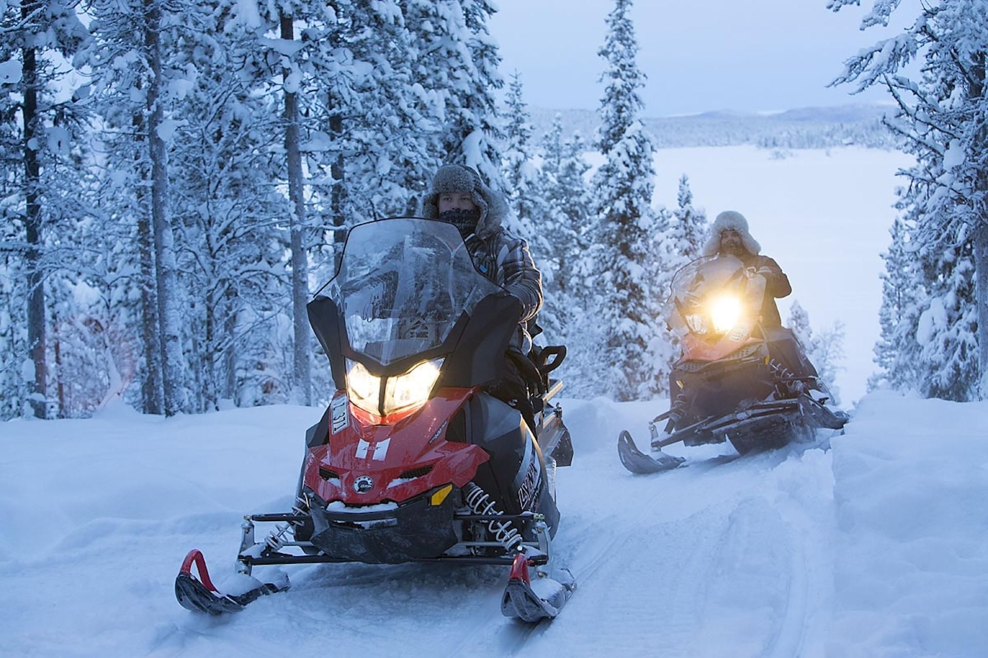 Kiruna: Geführte Snowmobile Tour mit Mittagessen