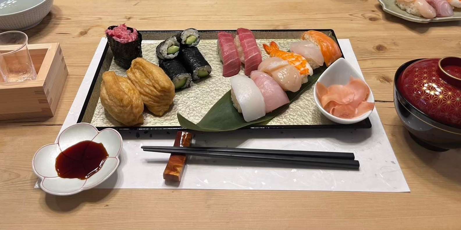 SUSHIKiTCHEN от AKEMI: веселый урок по приготовлению суши в Токио |  GetYourGuide