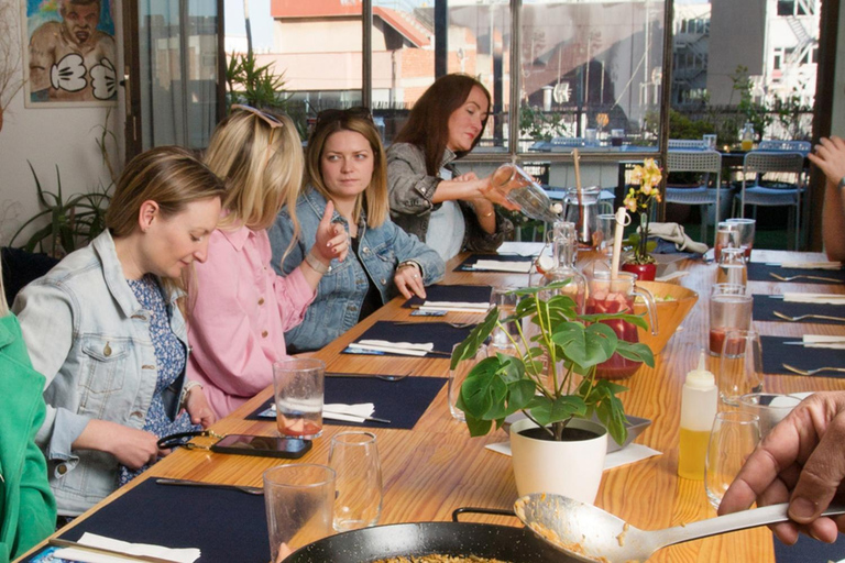 Autentyczna paella i sangria klasy premium na designerskim dachuAutentyczna paella i sangria w oszałamiającym lofcie na dachu