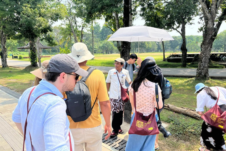 Yogyakarta: Borobudur Climb to The top &amp; Prambanan Day TourTransporte partilhado Exclui o ingresso Templo