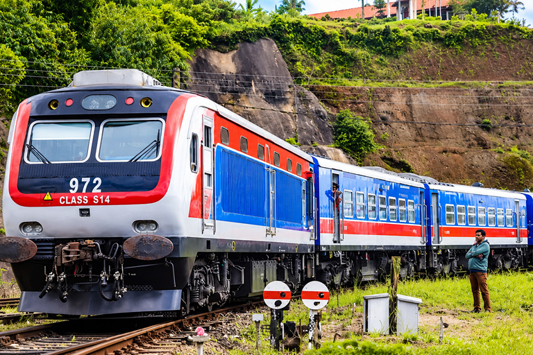 Colombo - Kandy Reserved Train Tickets with Snacks & Drinks Kandy to Colombo Scenic train Journey with Snack Pack