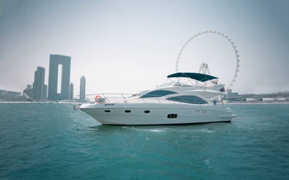 Dubai: Fahrt mit der Luxusyacht durch die Landschaft