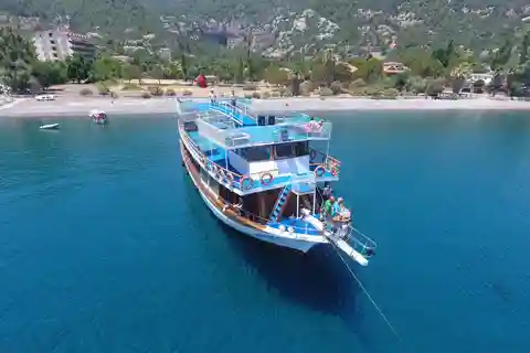 Passeio de barco com almoço, transfer do hotel e refrigerantes ilimitados