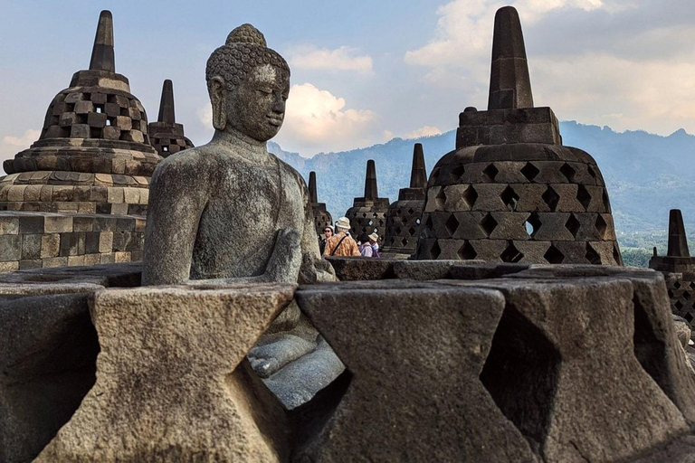 Borobudur klättring till toppen och Prambanan guidad tur