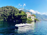 Tour privado de botes de lujo por el lago de Como con paradas y bebidas - Housity
