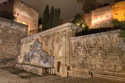 Granada: Tour guidato delle leggende dell&#039;Alhambra al tramonto