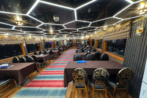 迪拜河阿拉伯独桅帆船巡游、小型游艇码头表演、自助餐和饮料选项迪拜河游船+晚餐+现场舞蹈表演（不含接送服务）