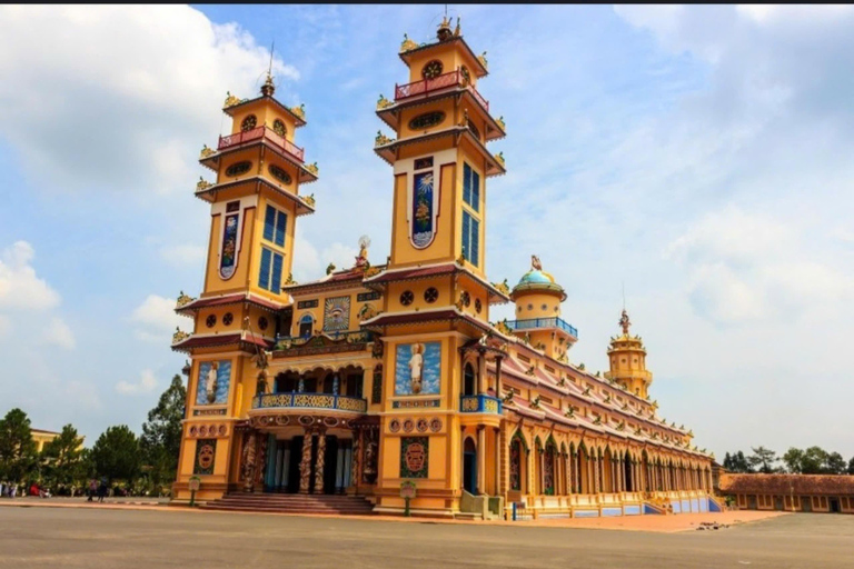 SAIGON SHORE EXCURSION: Car Services + LOCAL TOUR GUIDEPrivate Tour With Lunch