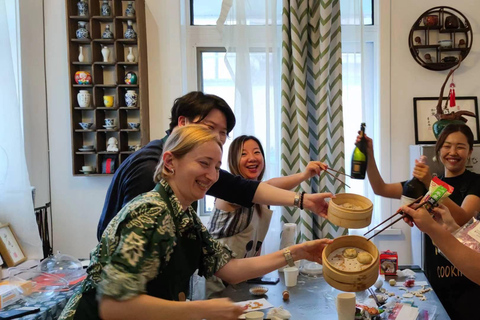 Vegansk soppa och dumplingtillverkning i Shikumen (Shanghai style Lane)